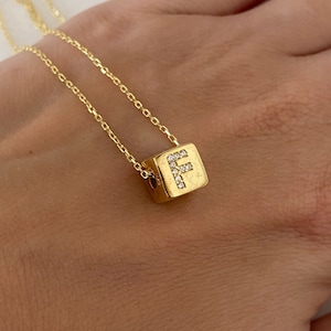 Collar con letra cúbica, colgante de dados personalizado en oro de 14 k, collar de cuentas cúbicas con letra inicial, joyería personalizada, regalo de amistad, regalo para ella