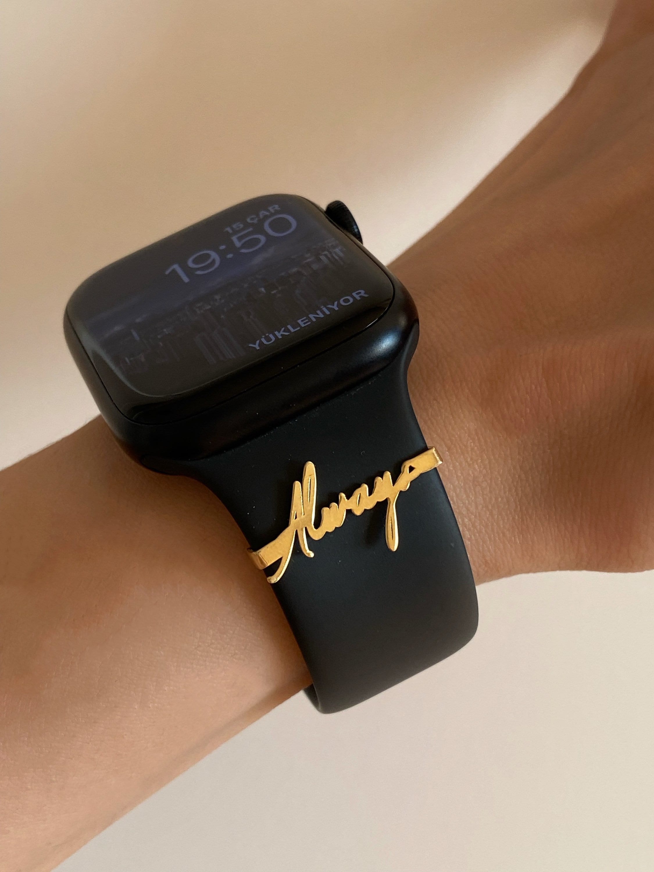 パーソナライズされたApple Watchバンドチャーム、カスタムApple  Watchアクセサリー、スターリングシルバーのテックアクセサリー、パーソナライズされたギフト - Etsy 日本