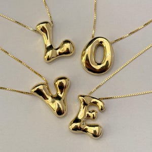 Collar con inicial asimétrica y cadena de caja, letra abullonada, burbuja plateada, colgante con letra de globo, regalo de joyería personalizado, collar con monograma