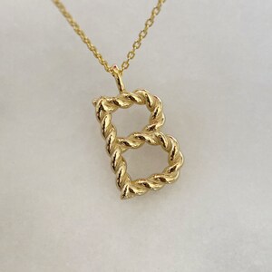 Colar de letras torcidas, pingente inicial de ouro 14k, letra personalizada, joias personalizadas, presente perfeito para ela