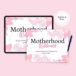 Könnte beinhalten: Ein Tablet und eine gedruckte Karte mit dem Text Motherhood Wilderness 30 days of biblical encouragement for mothers with, verziert mit rosa Aquarellblättern und abstrakten Linien, begleitet von einem dunkelblauen Eingabestift.
