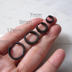 Aros redondos planos tipo huggie de 3 mm de ancho para hombre. Aros de acero quirúrgico, de titanio y de acero inoxidable. Aros para el cartílago de la oreja.