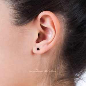 Kleiner Dreieck Ohrstecker, hypoallergene Ohrringe, chirurgischem Stahl, titanium Ohrringe, geometrische Ohrringe, Herrenohrringe, schwarzes Dreieck