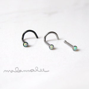 Tiny 2mm White Opal Nose Stud, 20G, neus stud, Schroef neus stud, neus bot, Chirurgisch Stalen neus stud, neus piercing, witte opaal neus ring,