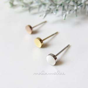 Kleine Flache Kreis Ohrstecker, Flache runde Ohrringe, Minimalist Ohrringe, Hypoallergene Ohrringe aus chirurgischem Stahl, Titanium Ohrringe,