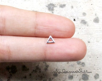 Piccoli orecchini a triangolo, piccoli orecchini a bottone, orecchini a bottone in argento Sterling, piccoli borchie, orecchini semplici e minimalisti, orecchini a triangolo