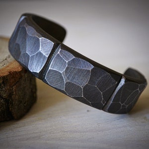 Roestvrijstalen manchetarmband. Handgesmede armband. Stalen herenmanchetarmband. Bijpassende armbanden. Metalen zwarte armband. Herensieraden. Vikingarmband.