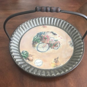 Okrągła metalowa taca/koszyk w stylu shabby chic do serwowania herbaty, kawy i owoców, zdobiona europejskimi serwetkami (decoupage) i wykończona żywicą o wysokim połysku