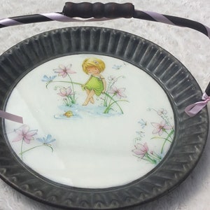 Shabby chic, okrągła metalowa taca/koszyk do serwowania herbaty, kawy, owoców, zdobiona serwetkami (decoupage) i wykończona żywicą o wysokim połysku
