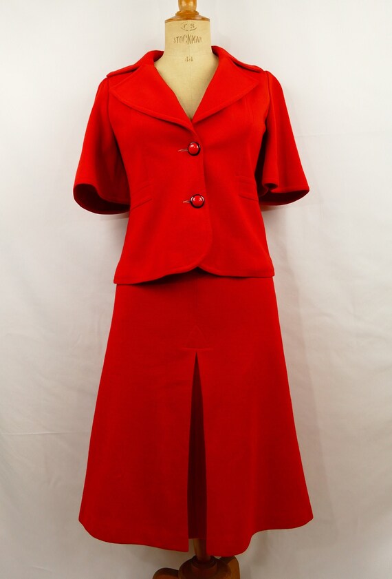 Tailleur veste à manches courtes et jupe trapèze e