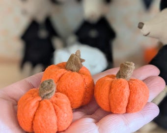 Calabazas de fieltro en miniatura: decoración otoñal hecha a mano para casas de muñecas y exhibiciones