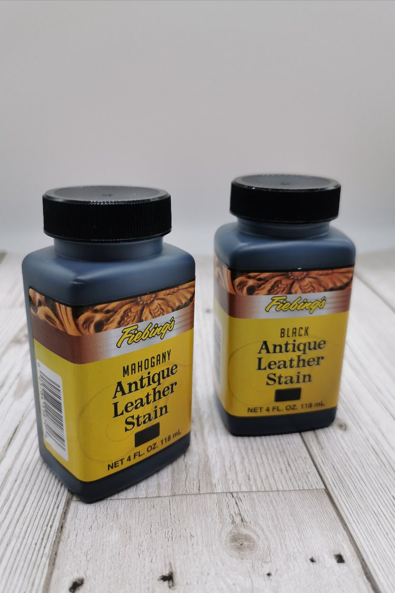 Op de afbeelding: Twee flessen Fiebing's Antique Leather Stain, &eacute;&eacute;n in mahonie en &eacute;&eacute;n in zwart. Elke fles bevat 118 ml (4 fl oz).