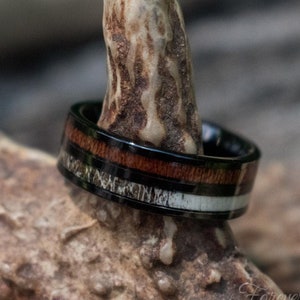 Anello di corna di cervo inciso / Fascia nuziale da donna Koa Wood nero in tungsteno / Fascia rustica da 6 mm da 8 mm / Vestibilità comfort / Incisione personalizzata