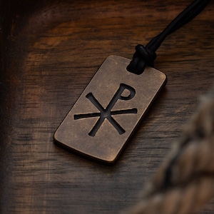 Colgante de placa de identificación de bronce Chi Rho - Collar cristiano de bronce hecho a mano para hombre - Cadena de titanio con cordón de cuero - Regalo grabado de bautismo y salvación
