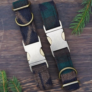 Puede incluir: Dos collares para perros con un patrón de cuadros verde y marrón. Los collares tienen hebillas plateadas y anillas en D de latón.