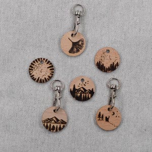 Petit pendentif en bois avec motifs montagne/chat dans la neige/feuille de ginkgo ; parfait comme petit cadeau, porte-clés, jeton de shopping