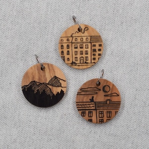 Pendentif en bois avec façade de maison/chat sur les toits/motif montagne ; parfait comme petit cadeau