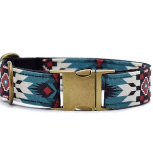Könnte beinhalten: Ein Hundehalsband mit einem Muster in Teal, Weiß, Schwarz und Rot mit einer Messing-Schnalle.