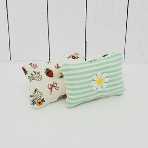 Little daisy reversible mini pillows - set of 2. Dollhouse miniatures, maileg mouse house, Blythe doll, and more !