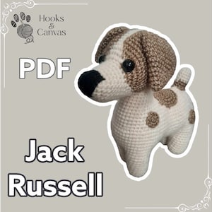 Op de afbeelding: Een gehaakte Jack Russell hond met bruine en witte vlekken, oren en een zwarte neus. De afbeelding bevat de tekst "PDF" en "Jack Russell" in een speels lettertype, samen met het "Hooks & Canvas" logo.