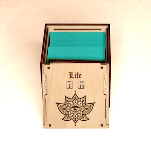 Personalisierbare Deckbox aus Holz mit integriertem Life Counter | EDH Deck Box | Magic the Gathering™ | Personalisiert | Tolles Geschenk für Magic-Spieler!