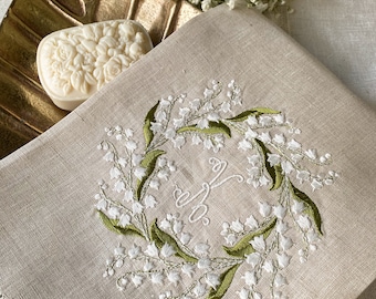 Asciugamani per ospiti in lino ricamati con mughetti pasquali, asciugamano per ospiti primaverile con monogramma, regali per la padrona di casa, regali per una casa accogliente, decorazioni per il bagno