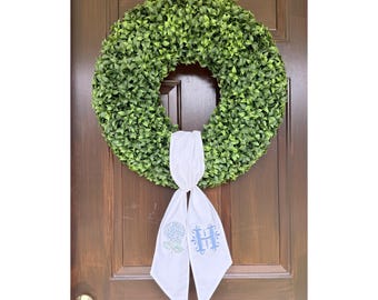 Marco de corona de hortensias con monograma: decoración bordada personalizada para puerta