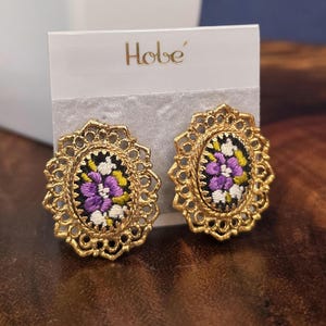 Pendientes de clip VTG - Hobe - Bordado - Filigrana tono dorado - Pensamiento morado - Firmados década de 1960