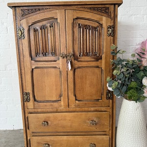 Hermosa cómoda vintage de roble con pliegues de lino tallados, con encanto antiguo, acabado en madera cruda