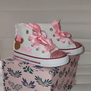 Zapatillas Converse altas de Minnie Mouse en rosa brillante personalizadas para niños pequeños