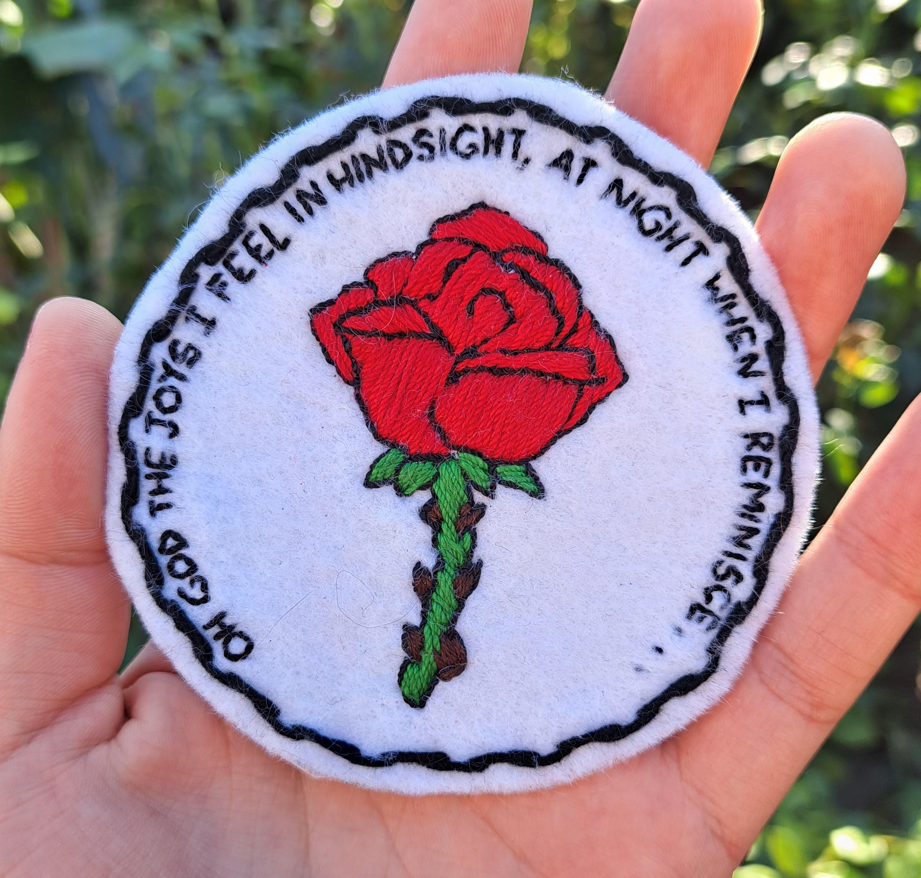 とげのある赤いバラの名言「ああ神様、夜、思い出に浸って後から感じる喜び」美しい手刺繍のアイロン接着パッチ - Etsy 日本, image size:2954x2816