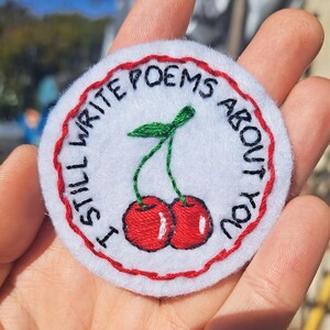 LOVECORE KOLLEKTION: "I Still Schreibe Gedichte Über Dich" Liebe Zitat Rote Kirschen Valentine Hand Gestickter Aufnäher."