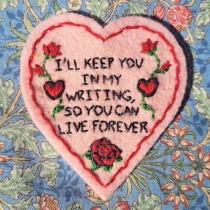 COLEÇÃO LOVECORE: Dia dos Namorados Vintage com Rosas Vermelhas "Vou Manter Você em Minha Escrita, Para Que Você Possa Viver Para Sempre" Patch Bordado à Mão para Passar a Ferro