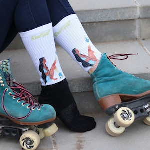 Rollschuh Socken, Pocahontas Auf Skates, Geschenk für Skater, Rollschuh Geschenk, Rollschuh Illustration, Graphische Socken, Bedruckte Socken