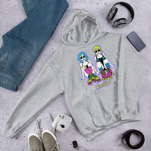 Puede incluir: Sudadera gris con capucha con un gr&aacute;fico de dos mujeres en patines y el texto "Rad Gal".