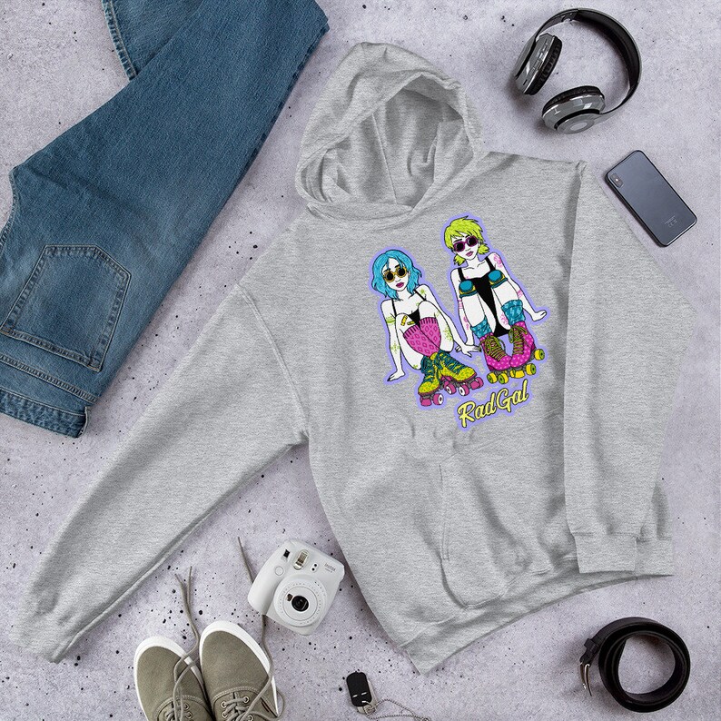 Puede incluir: Sudadera gris con capucha con un gr&aacute;fico de dos mujeres en patines y el texto "Rad Gal".