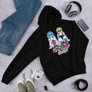 Puede incluir: Sudadera con capucha negra con un gr&aacute;fico de dos mujeres en patines y el texto "Rad Gal".