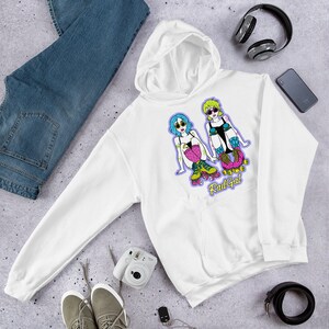 Puede incluir: Sudadera con capucha blanca con un gr&aacute;fico de dos mujeres en patines y el texto "Rad Gal".