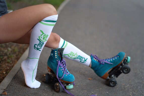 Chaussettes hautes Chaussettes de patin a roulettes Chaussettes a rayures jaunes Chaussettes de skate femme Vetements de patin a roulettes Cadeau patineur Chaussettes de sport femme Etsy Canada