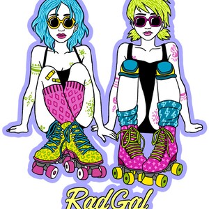 Puede incluir: Dos mujeres con patines y ropa colorida. Las mujeres llevan gafas de sol y tienen tatuajes coloridos. El texto "Rad Gal" est&aacute; escrito en amarillo sobre un fondo azul.