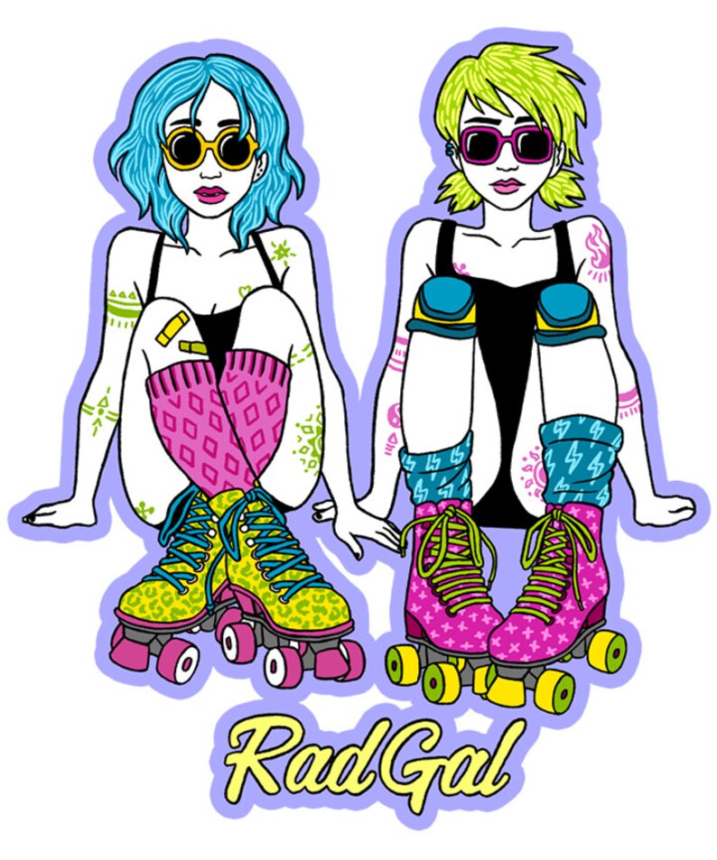 Puede incluir: Dos mujeres con patines y ropa colorida. Las mujeres llevan gafas de sol y tienen tatuajes coloridos. El texto "Rad Gal" est&aacute; escrito en amarillo sobre un fondo azul.