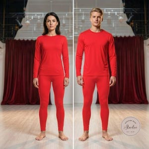 Puede incluir: Una taza de cerámica blanca con un asa negra y el texto "But First, Coffee" en negrita negra. La taza se encuentra sobre un fondo borroso, sugiriendo un ambiente acogedor.