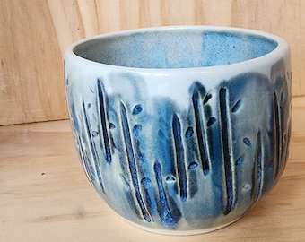 Pícea azul - Olla tallada a mano con rueda con esmalte verde azulado sobre arcilla blanca
