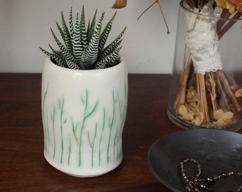 Bosque entre los árboles: maceta hecha a mano con tallado personalizado y esmalte verde y transparente