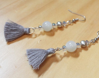 Hermosos pendientes colgantes de piedra lunar y borla de perla, acentos de cristal gris, ganchos de acero inoxidable
