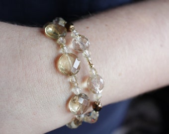 Conjunto de pulseras de apilamiento con cuentas de citrino genuino, acentos de bronce y oro, cuentas de cristal ligeramente teñidas, dorso blanco, banda elástica