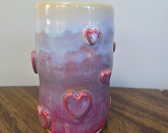 Ombre Love - Jarrón vertical perfecto para una suculenta o un mini ramo. Laminado a rueda, con estampado de corazones orgánicos en rosa y blanco.