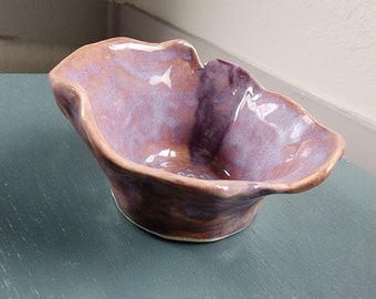 Amapola morada - Pinch Pot hecho a mano con brillo, niebla de lavanda y glaseado de berenjena en arcilla blanca