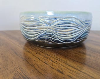 Daily Flow - Un cuenco para el día a día, ideal para ensaladas, cereales y para servir. Hecho a torno con esmalte celadón flotante y esmalte pavo real sobre arcilla blanca.