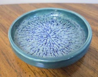 Speckled Burst - Plato tallado a mano torneado con esmalte azul verdoso sobre arcilla blanca - Perfecto para mojar pan o como pieza de noche para disfrutar de todo.